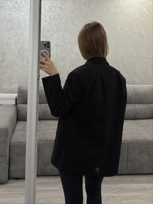 чорний піджак вільного крою