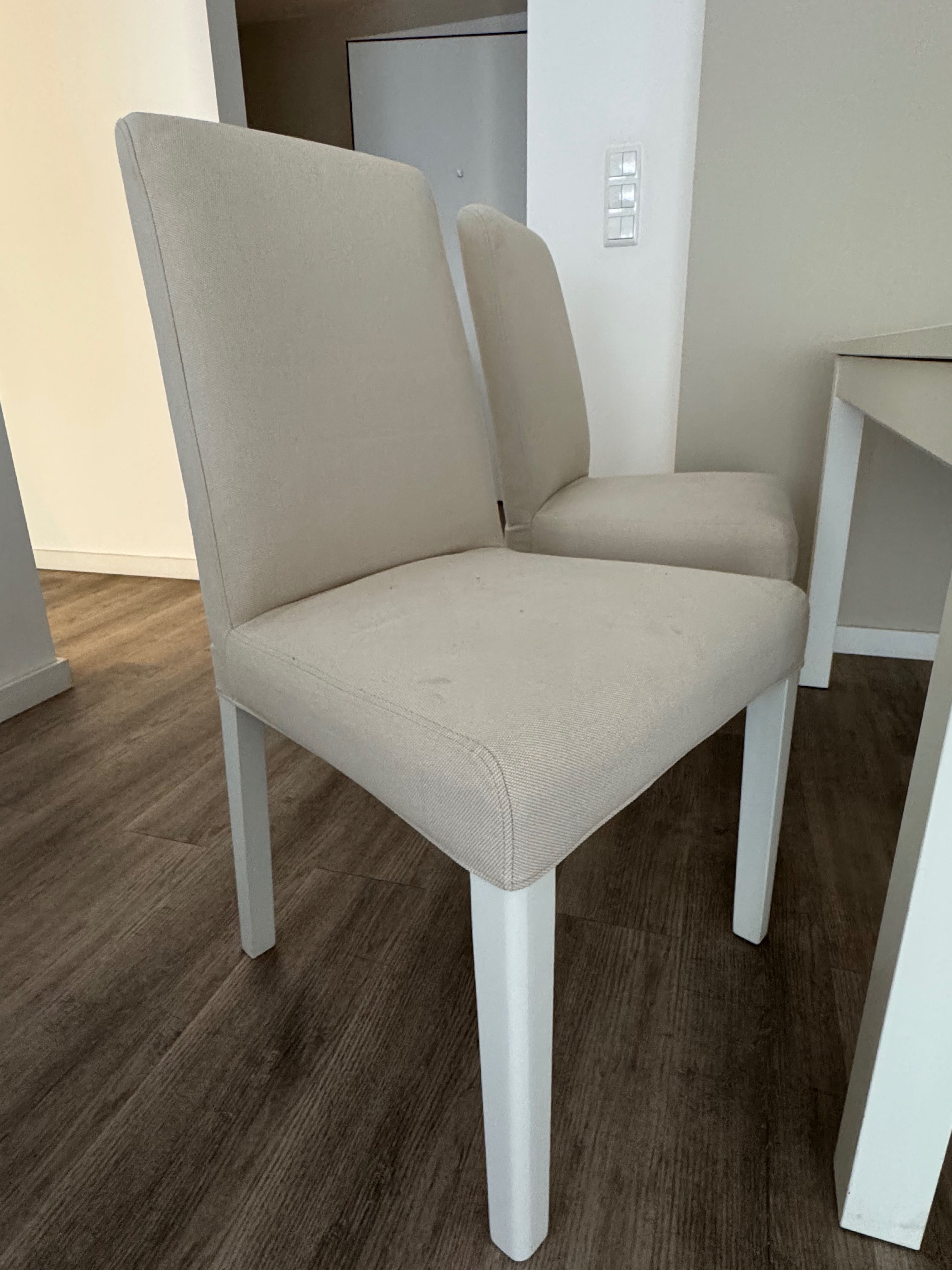Mesa branca extensível + 4 cadeiras em muito bom estado