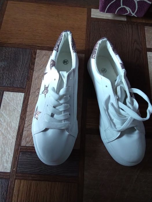 Білі жіночі кеди