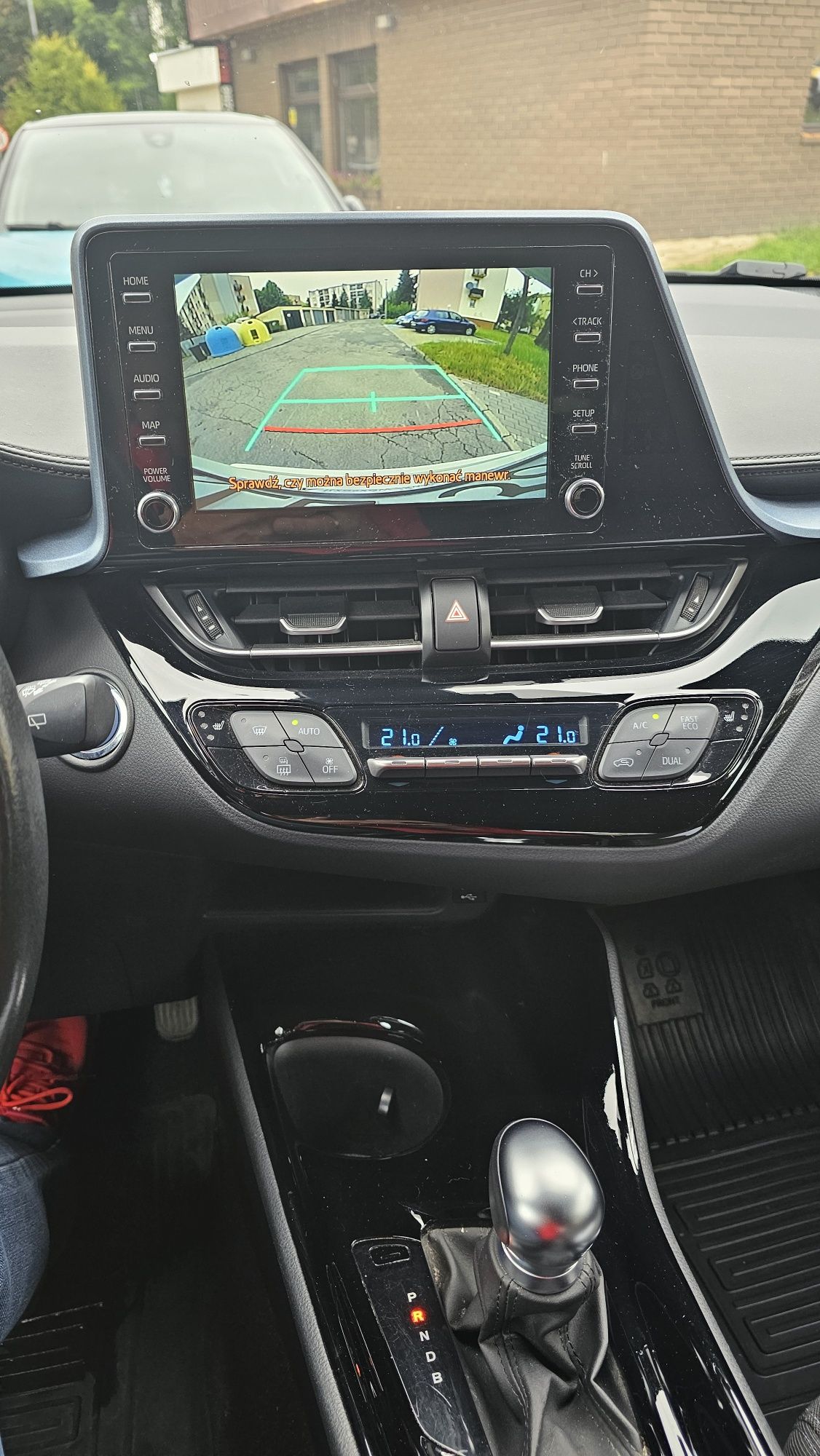 Toyota C-HR style 1.8 hybryda biała perła po leasingu