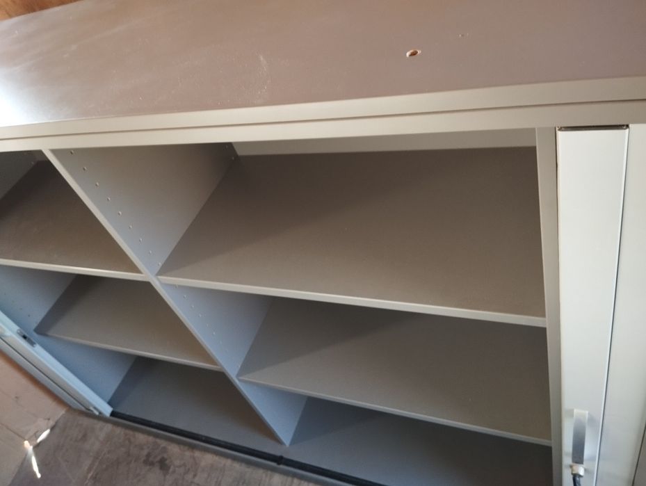 Jeden szafki biurowe