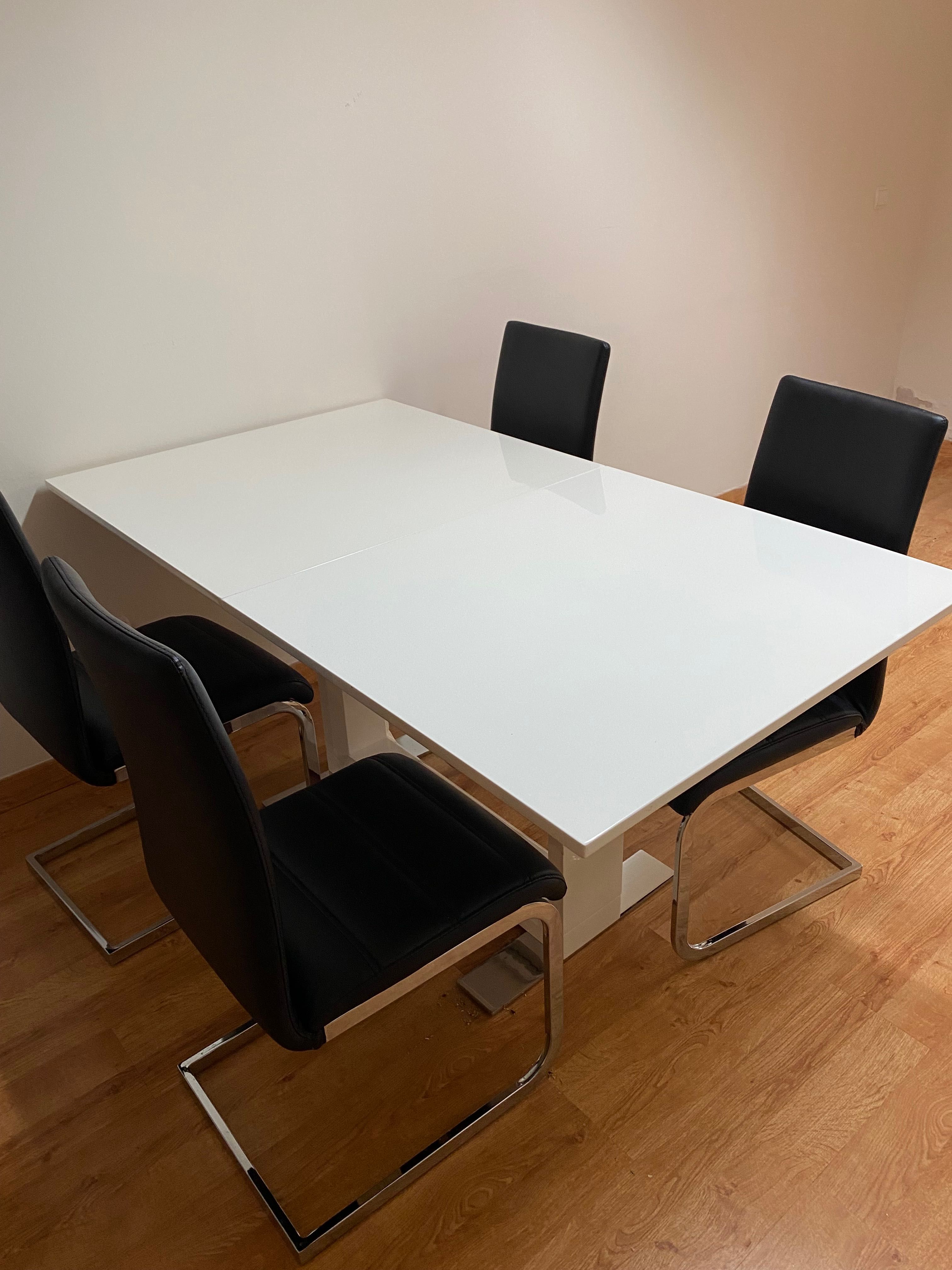 Mesa extensível até 8 lugares