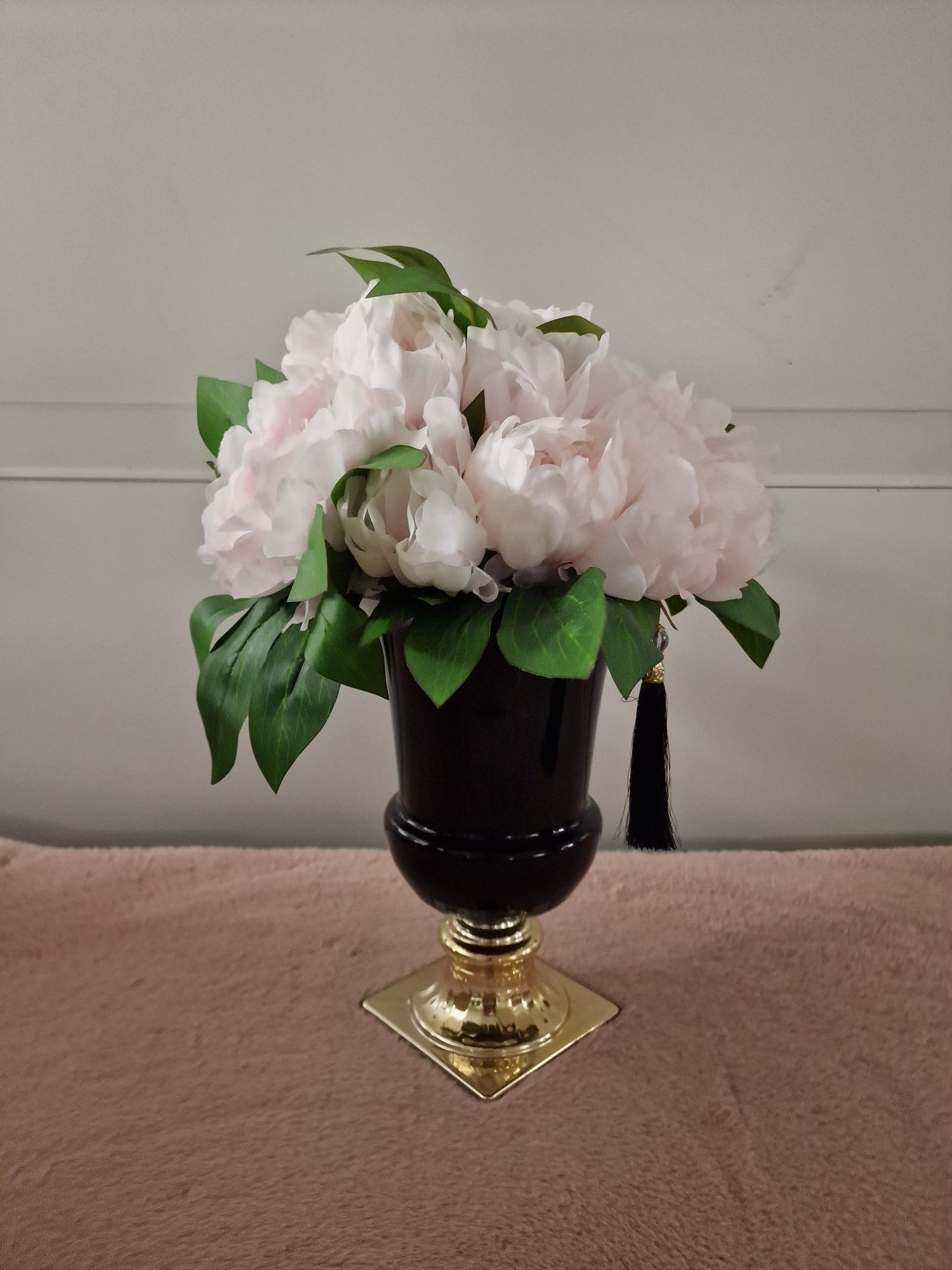 Dekoracja różowe peonie w kielichu