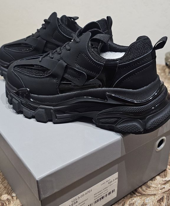 Взуття  ,кросівки estro