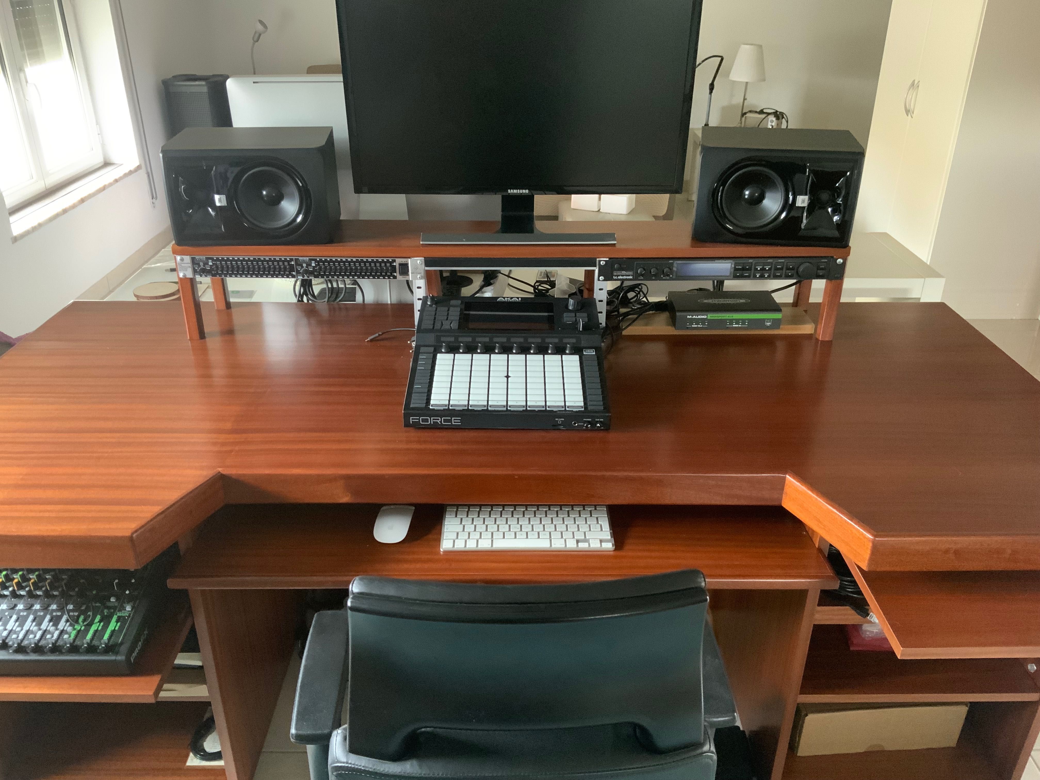 Estúdio de música como novo, Mesa, EQ, Efeitos, Sint-Sampler, Speakers
