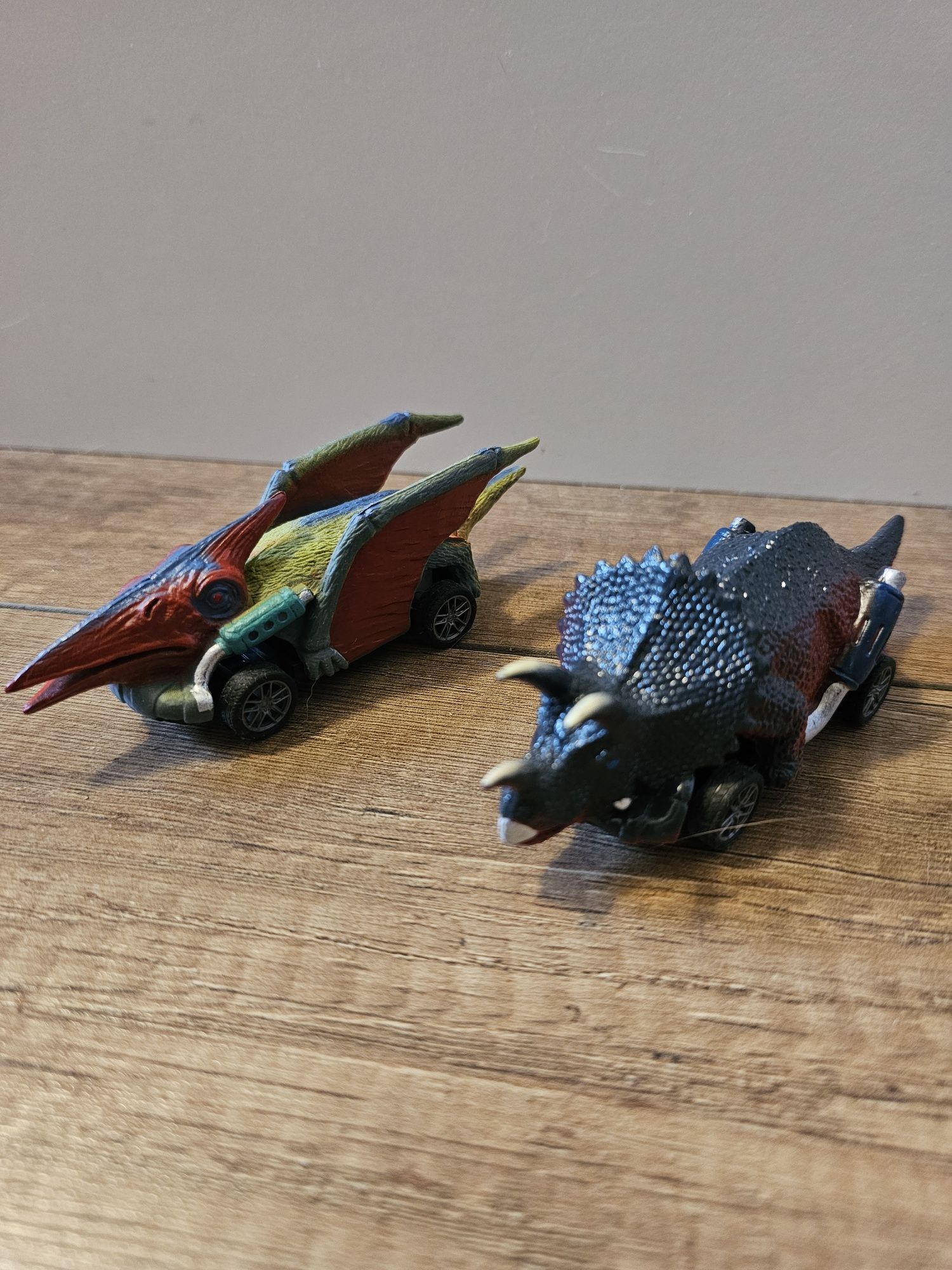 Auta dinozaury zabawki