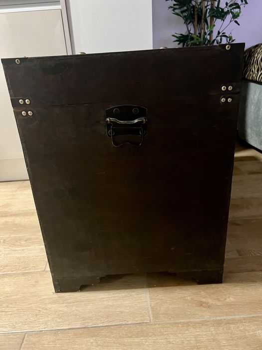 Baú ilustrado com muita arrumação