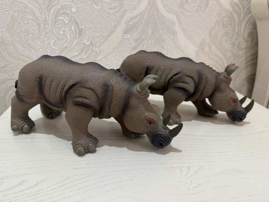 носороги гумові в хорошому стані