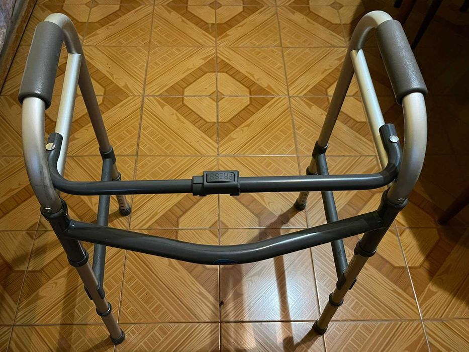 Andarilho articulado e dobrável como novo