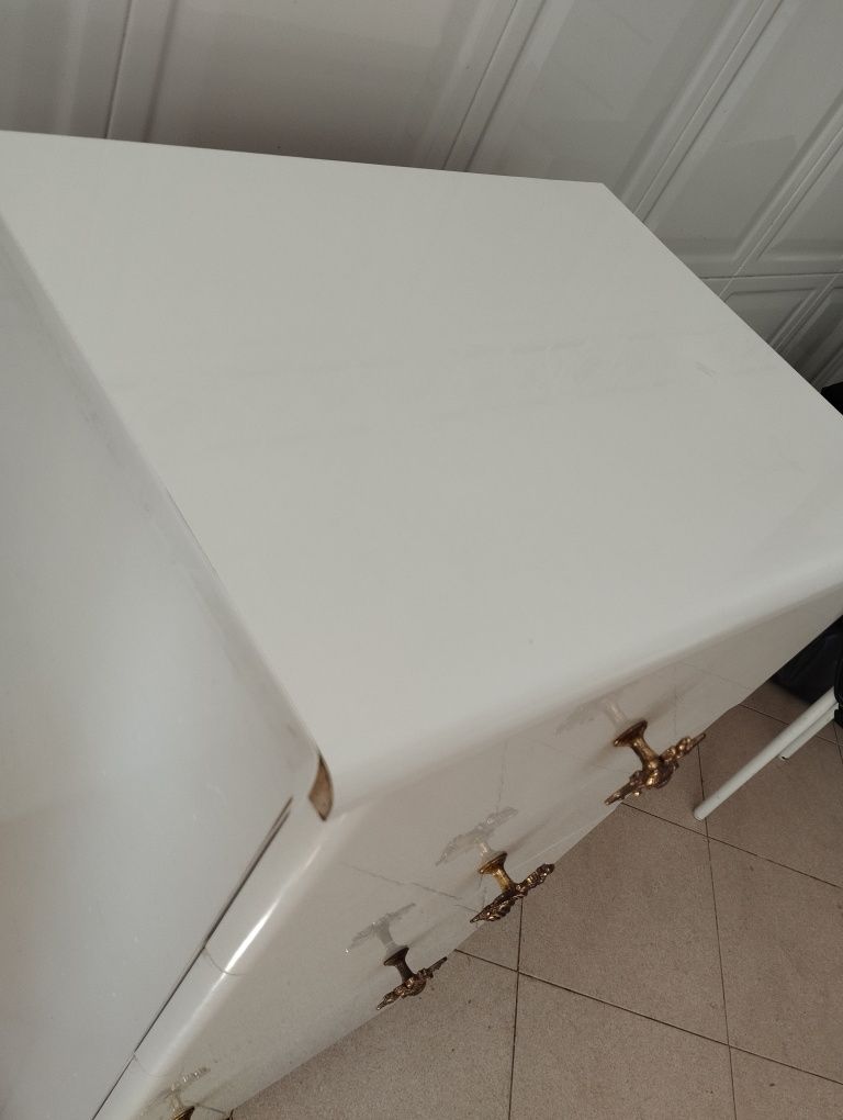 Cómoda branca com detalhes metálicos, móvel