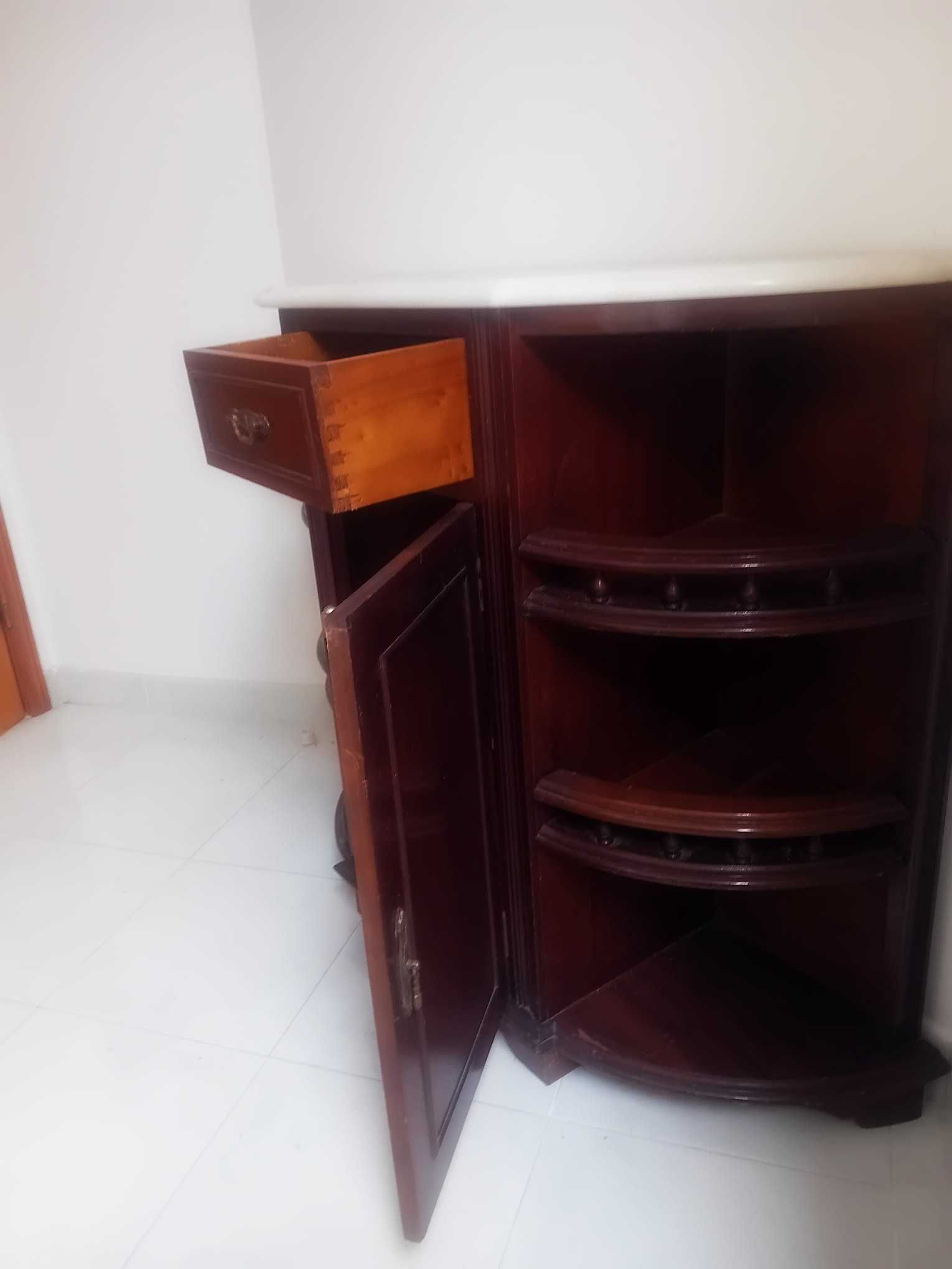 Vendo sapateira em mogno com tampo em mármore por 25 euros