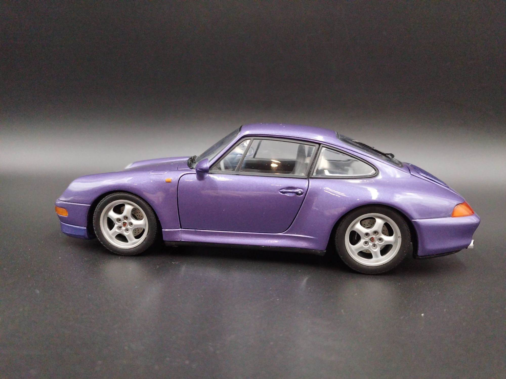 1:18 UT Models Porsche 911  Carrera S  model używany