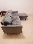 Sofá e mesa de sala com cadeiras