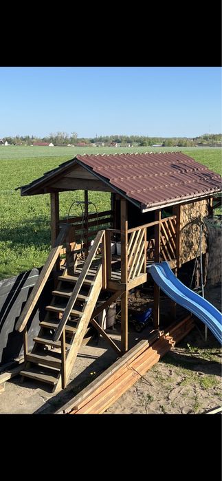 Domek drewniany dla dzieci z taresem i zjeżdżalnią.