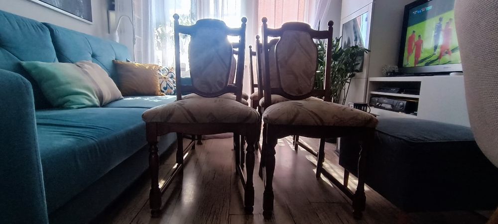 Sześć drewnianych krzeseł mebli Swarzędzkich
