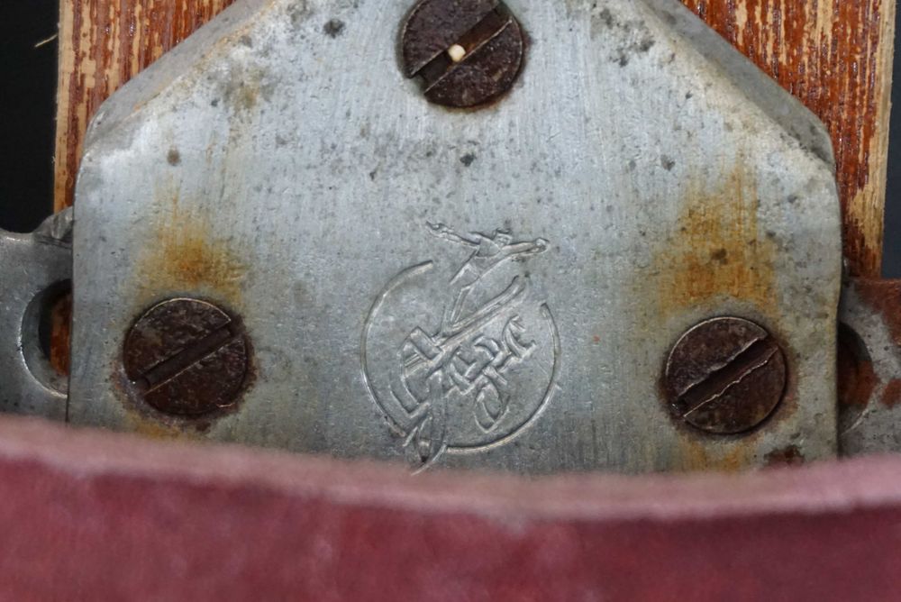 Zabytkowe drewniane narty z kijkami bambusowymi stare