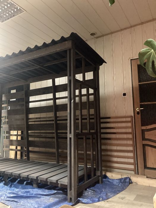 Drewutnia z modrzewia na gotowo pod wymiar