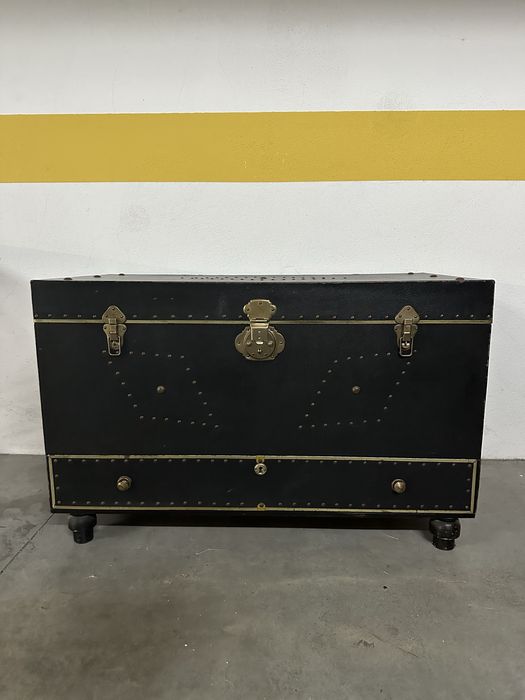 Baú antigo preto e dourado