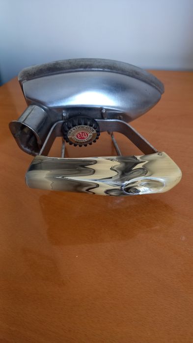 Małe żelazko z czasów PRL-u