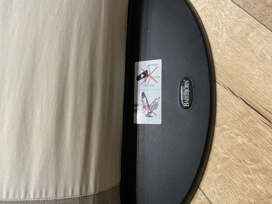 Leżaczek BabyBjorn z zabawką