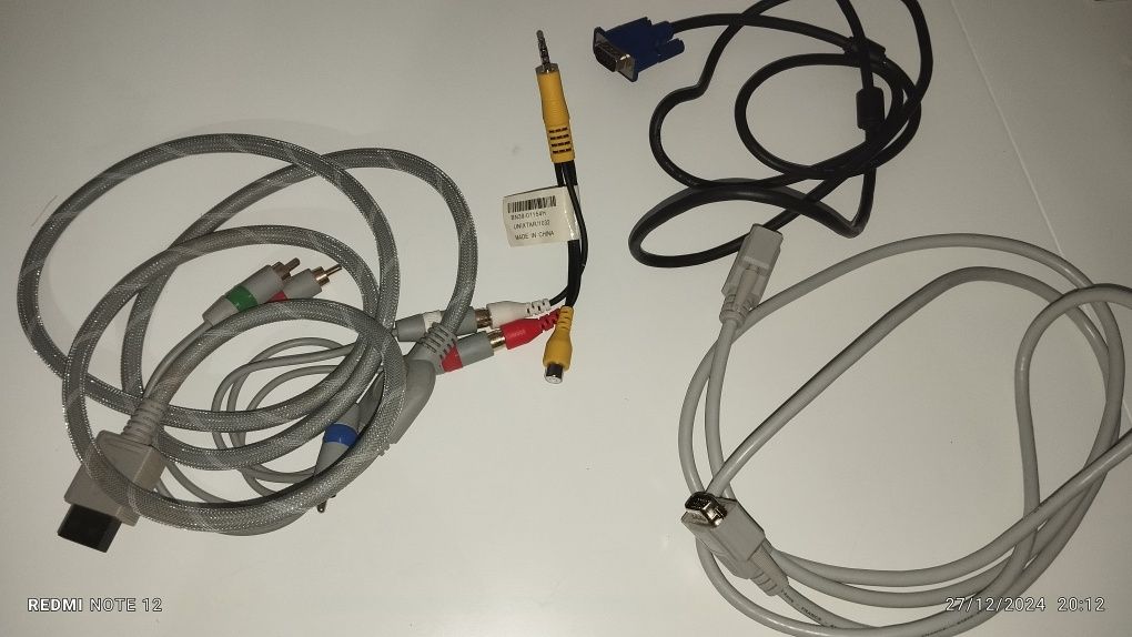Varios cabos incluido cabo portatil hp, cabo VGA e cabo para wii