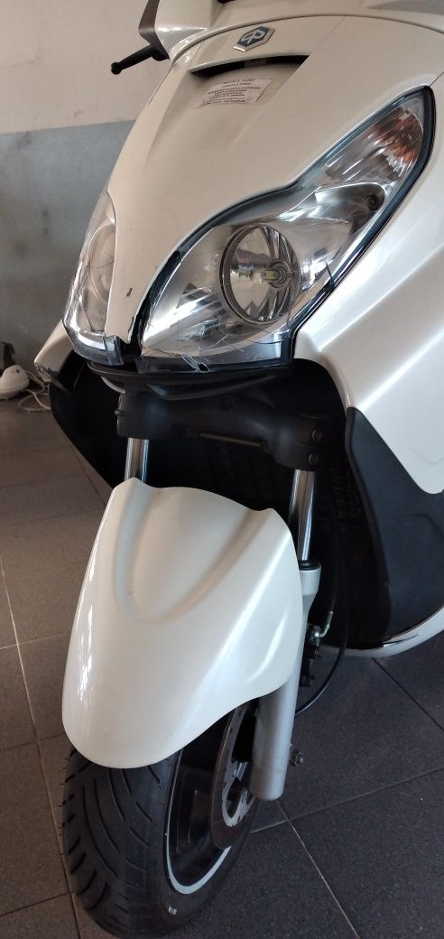 Motas S.Pedro VENDE (3 Motas) Duas Honda CB e SH /Outra Piaggio 300cc
