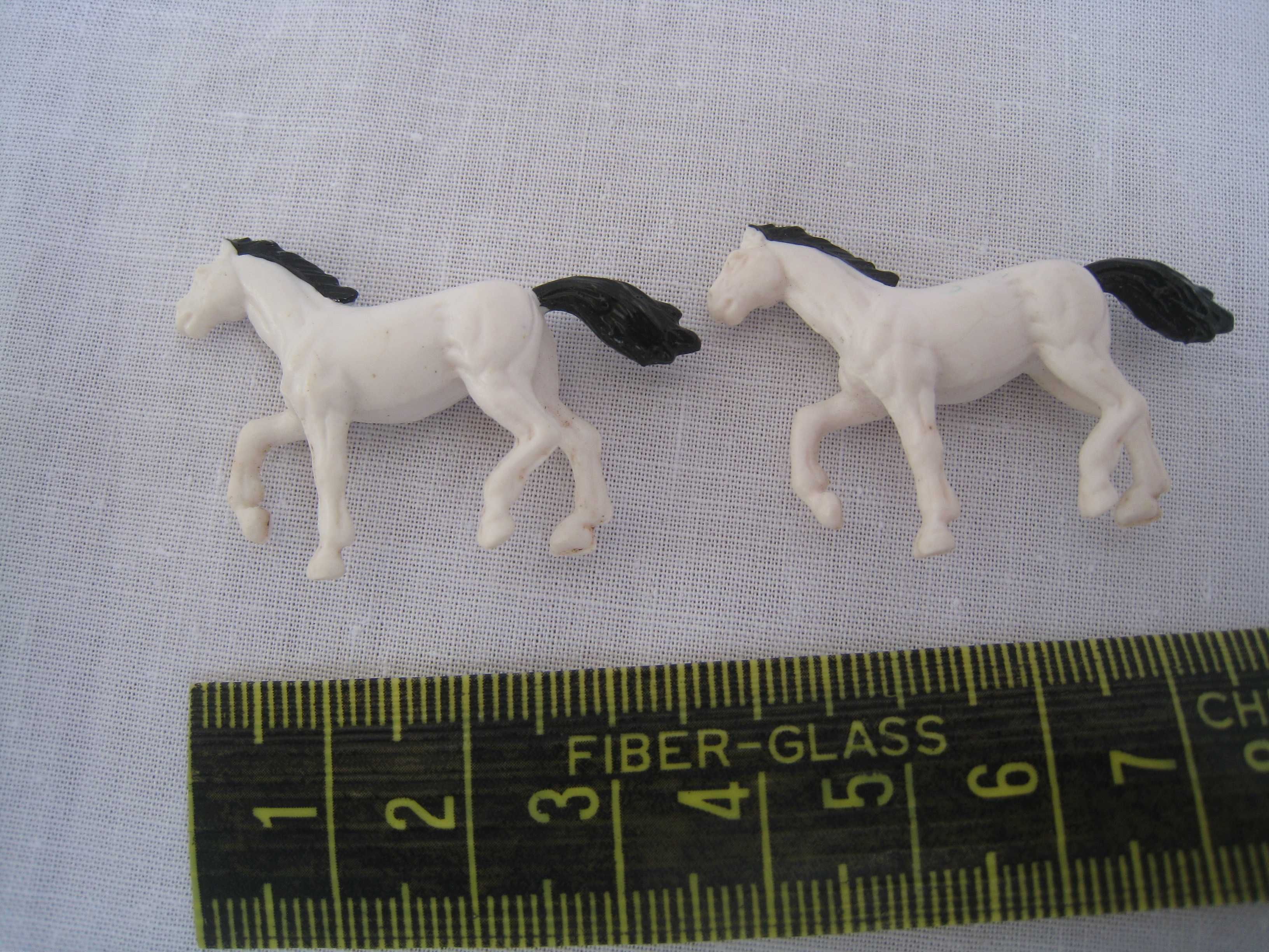 Colecção de 2 cavalos em miniatura