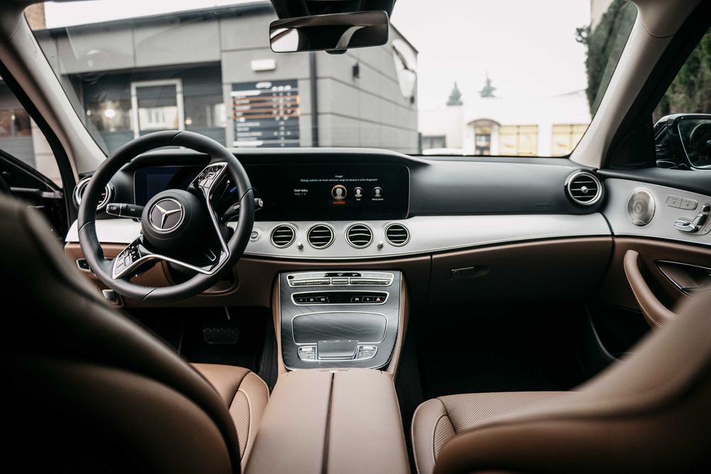 Auto do ślubu Mercedes E klasa czarna limuzyna Kalisz Ostrów