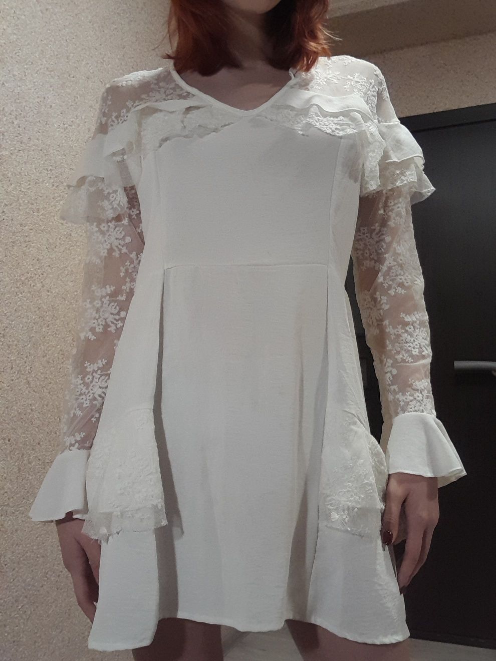 Біла сукня з рукавами