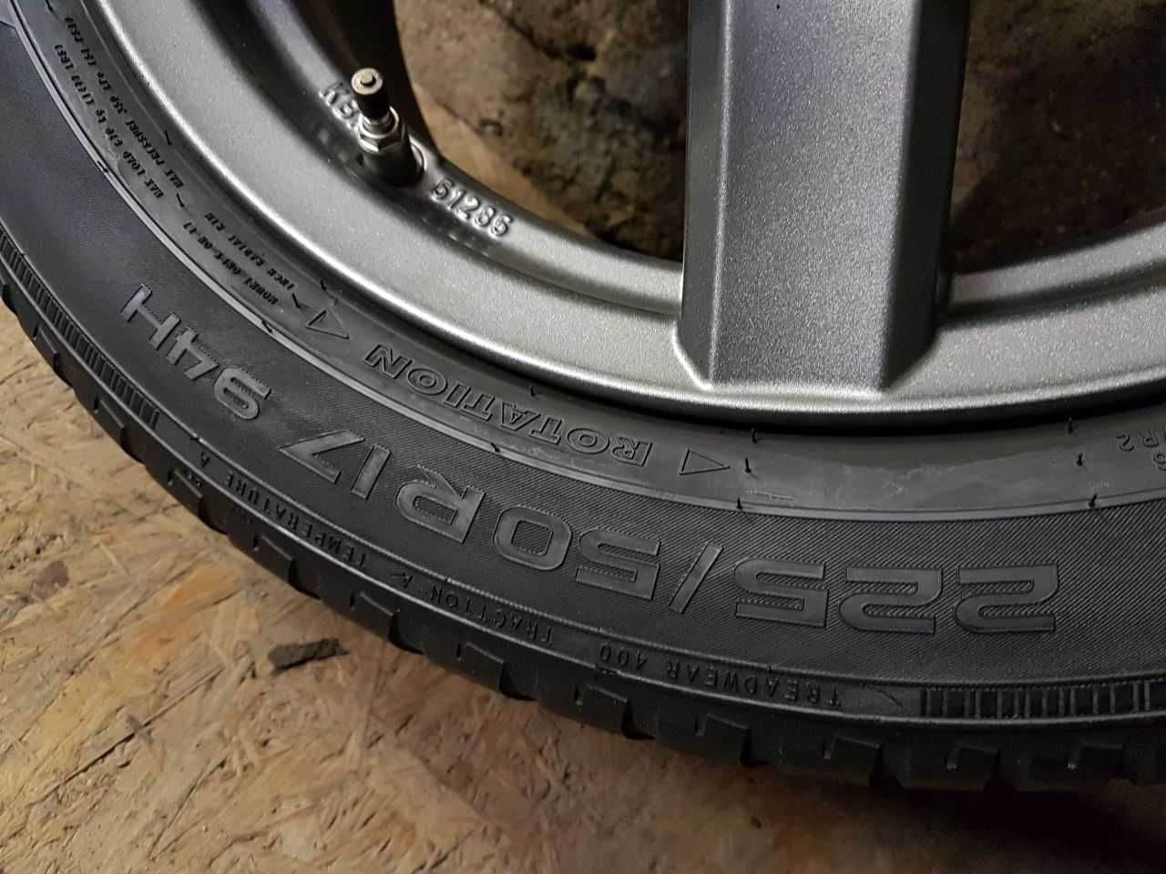 Felgi alu Dezent R17 5x112 opony zimowe 225/50R17 5mm Nokian