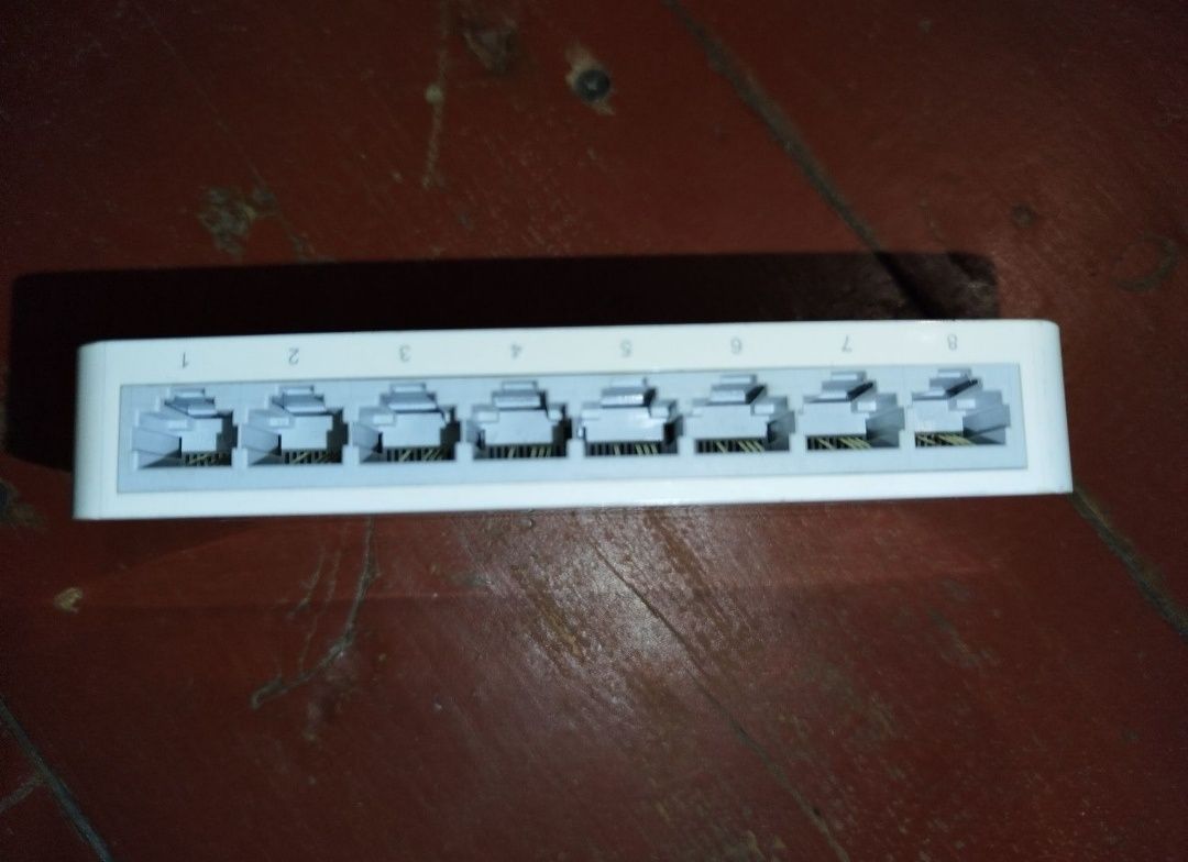Комутатор  TP-Link TL-SF1008D 
все порты рабочие