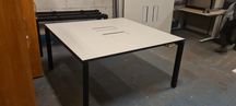 Stół konferencyjny biały multimedialny Steelcase białe
