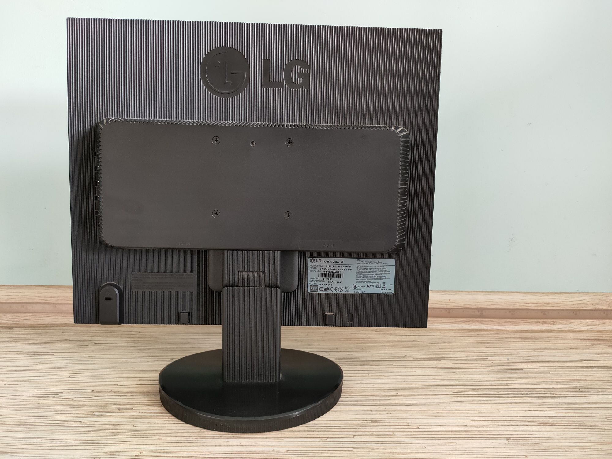 Monitor LCD LG L1919S stan bdb