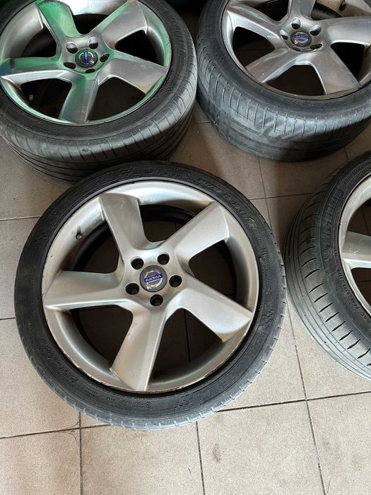 Koła do Volvo z felgami w rozmiarze 18"