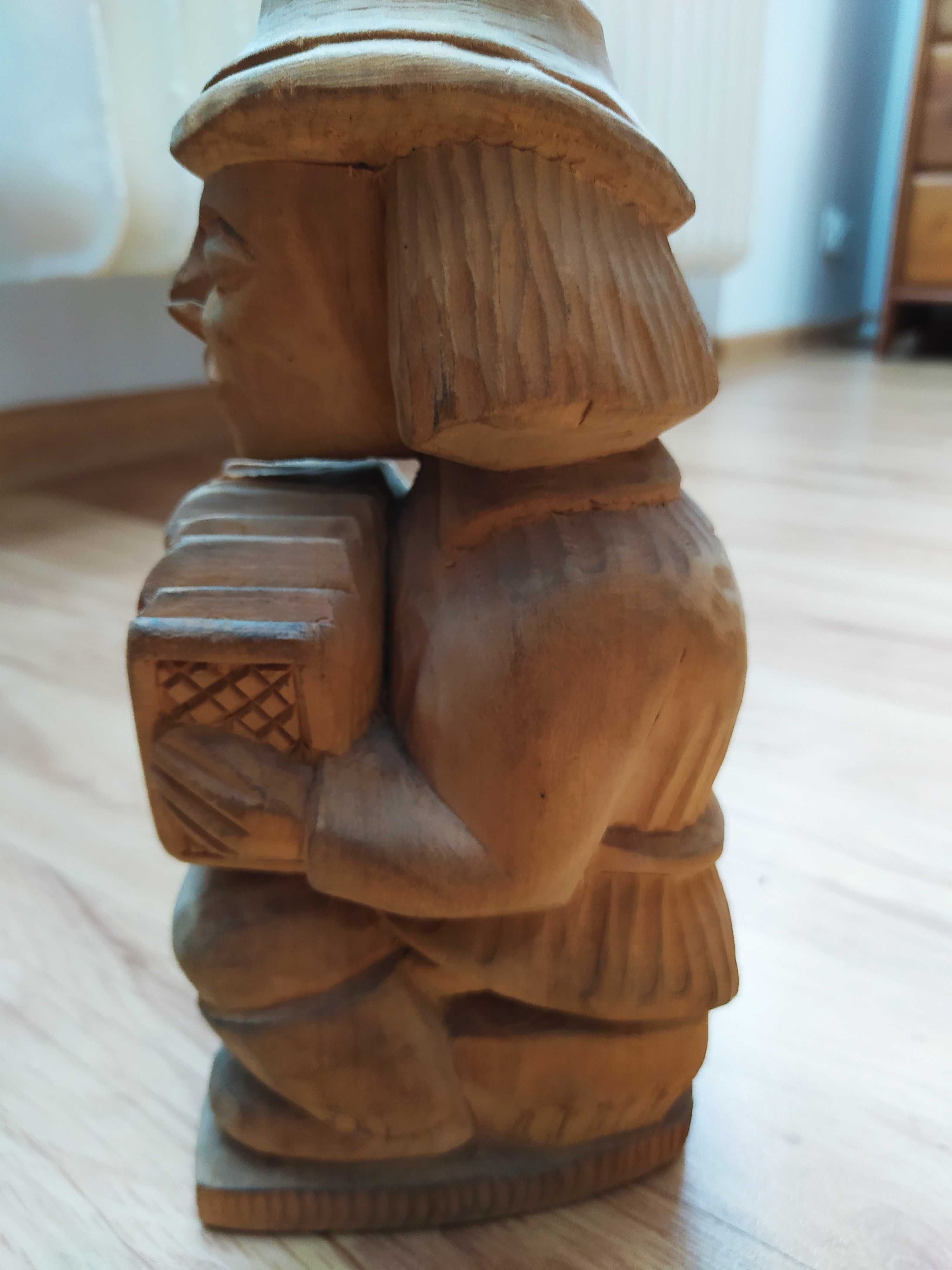 Drewniane rzeźby z epoki PRL - sztuka ludowa