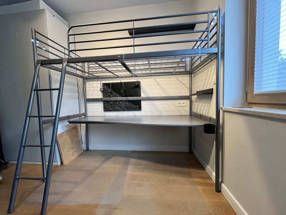 Rama łóżka na antresoli ikea Svärta z blatem na biurko