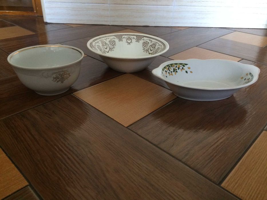 Тарілки, чашки, цукорниця, кавовий сервіз.