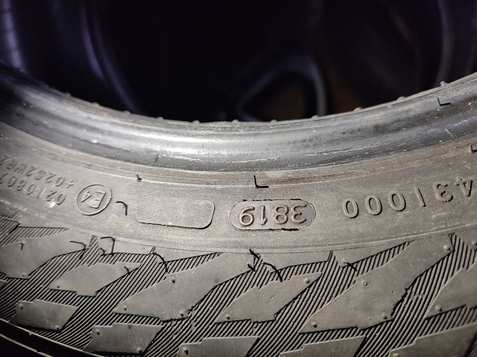 Шини Нокіан 215/55/17; гарний комплект зими та пара всесезонки , з ЄС