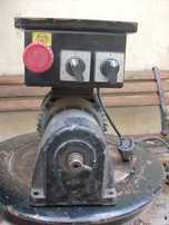 Motor electrico com caixa desmultiplicada