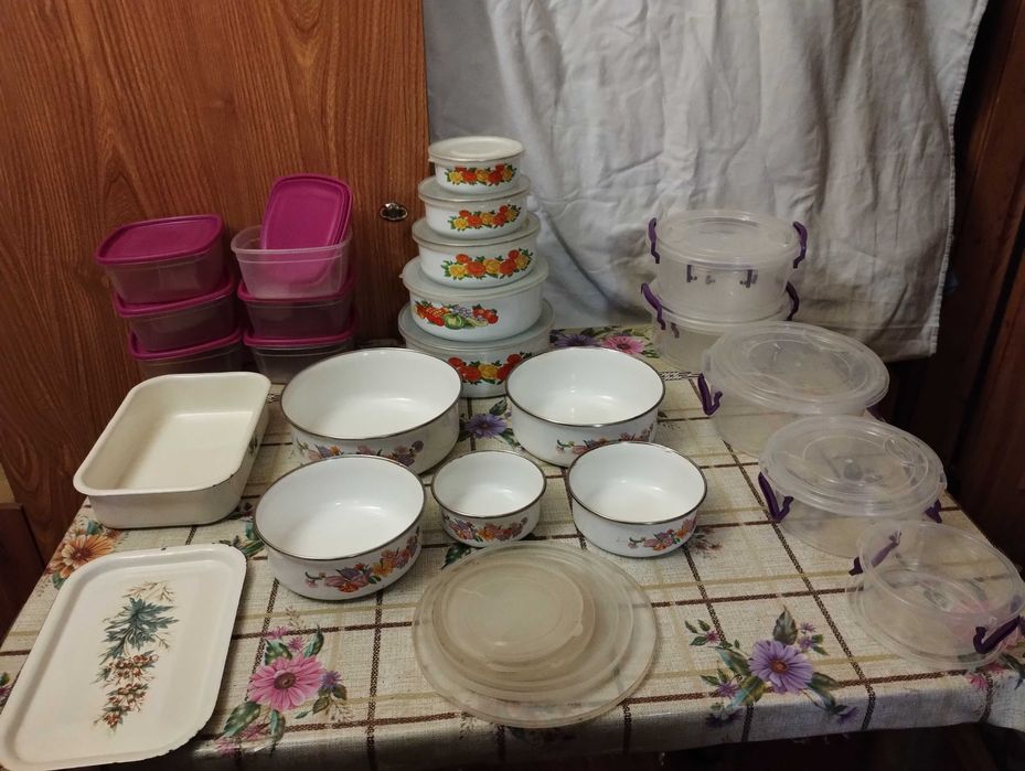 Пластиковые контейнера и крышки новые