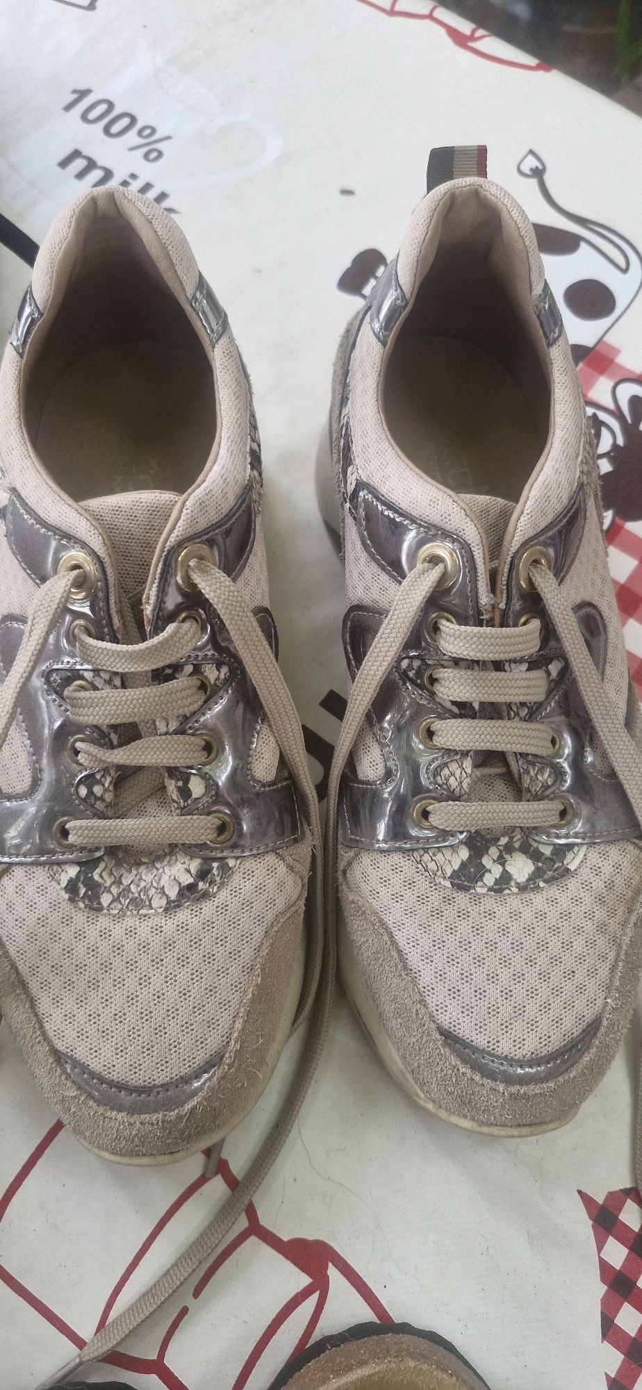 Sapatos semi novos