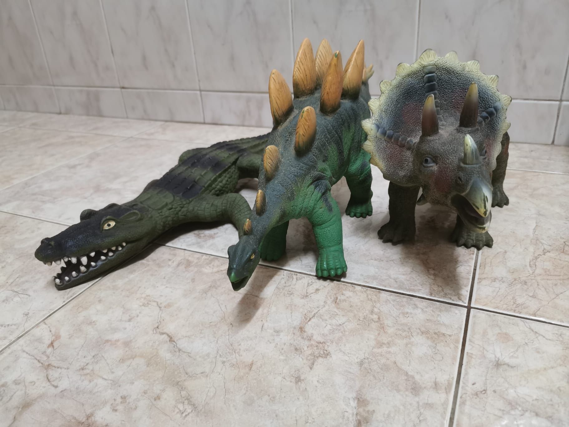 Dinossauros / crocodilo / javali médios
