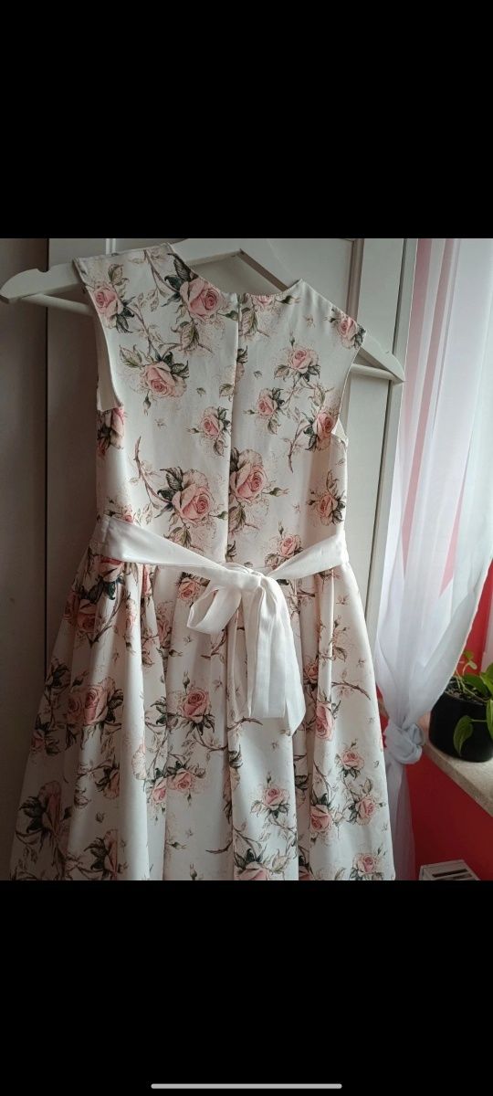 Elegancka biała sukienka w róże
