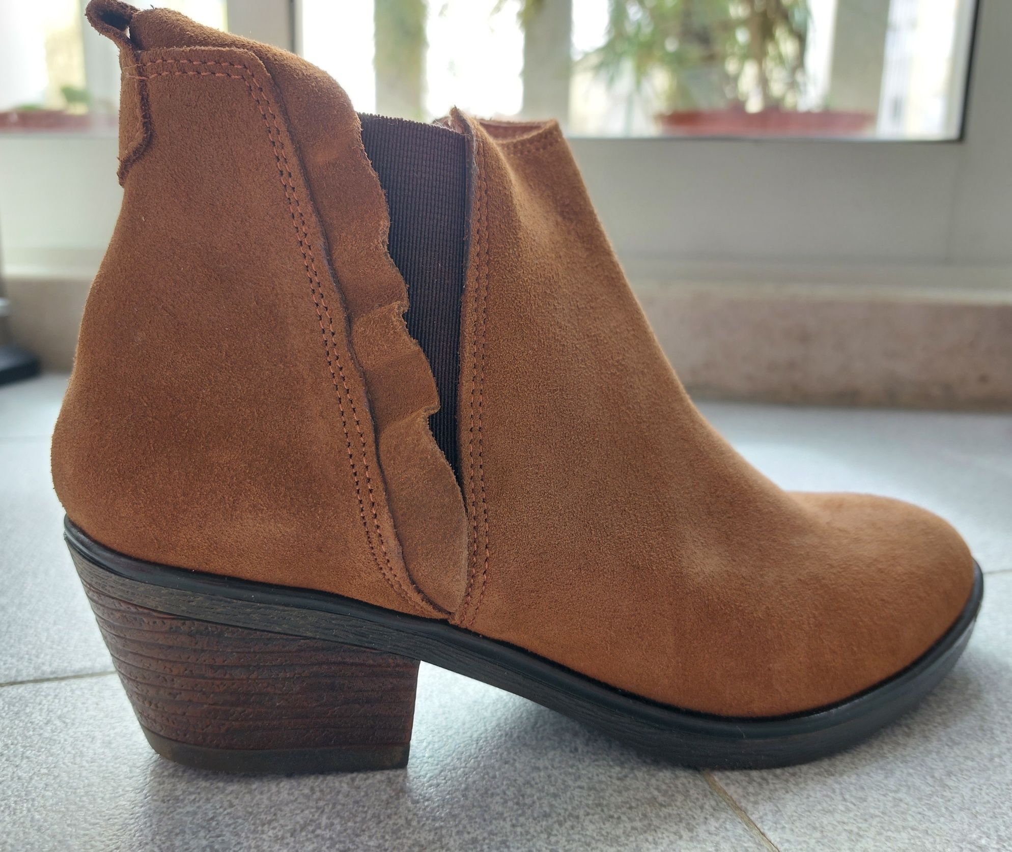 Botins camurça camel 37 com salto vaqueiro