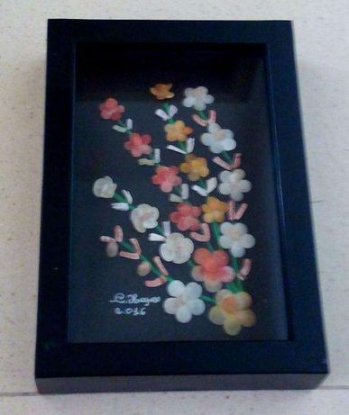 Quadro com flores feitas de conchas (artesanato dos Açores)