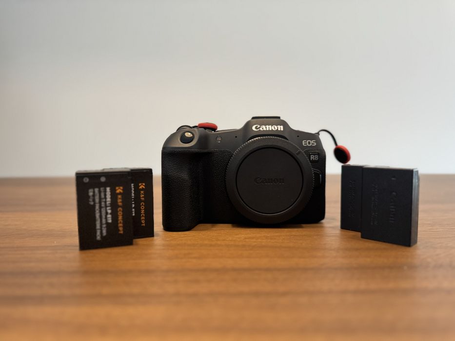Canon R8 + 4 baterias