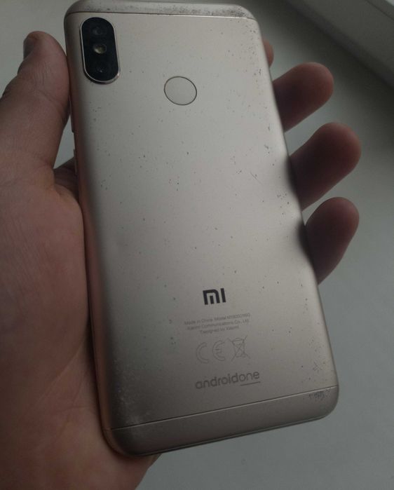 Б/У Xiaomi Mi A2 Lite, 4/64 Гб, 5.84", IPS, 2280x1080, 2.0 ГГц, 12/5Мп
