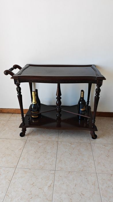 Mesa garrafeira com rodas