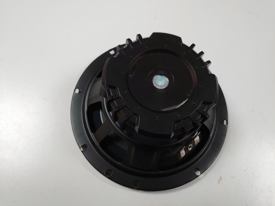 Мидбас автомобильный 16,см. SQ за доступный бюджет.