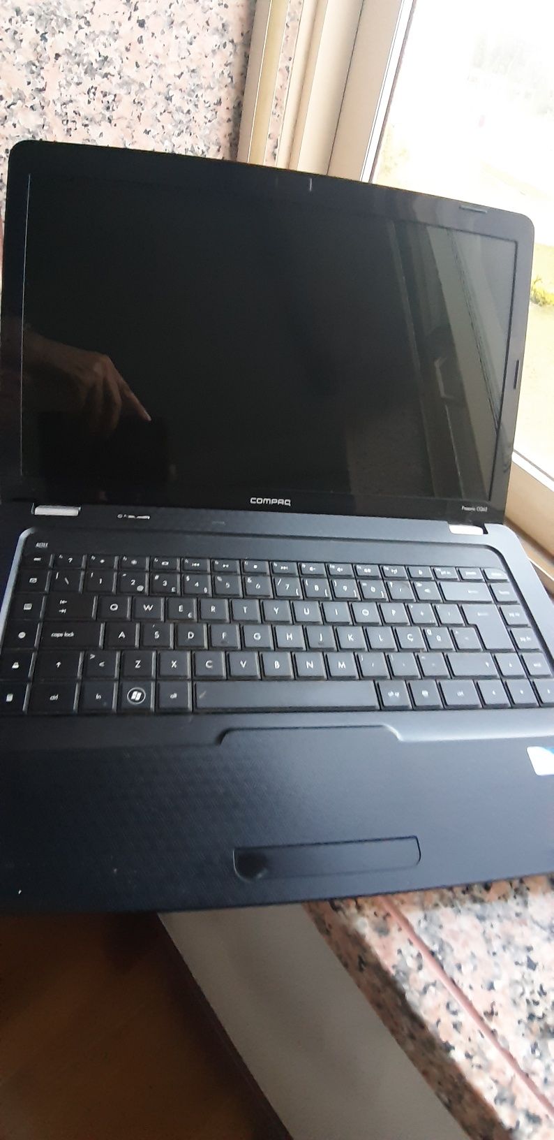 Computador e carregador, tudo a funcionar